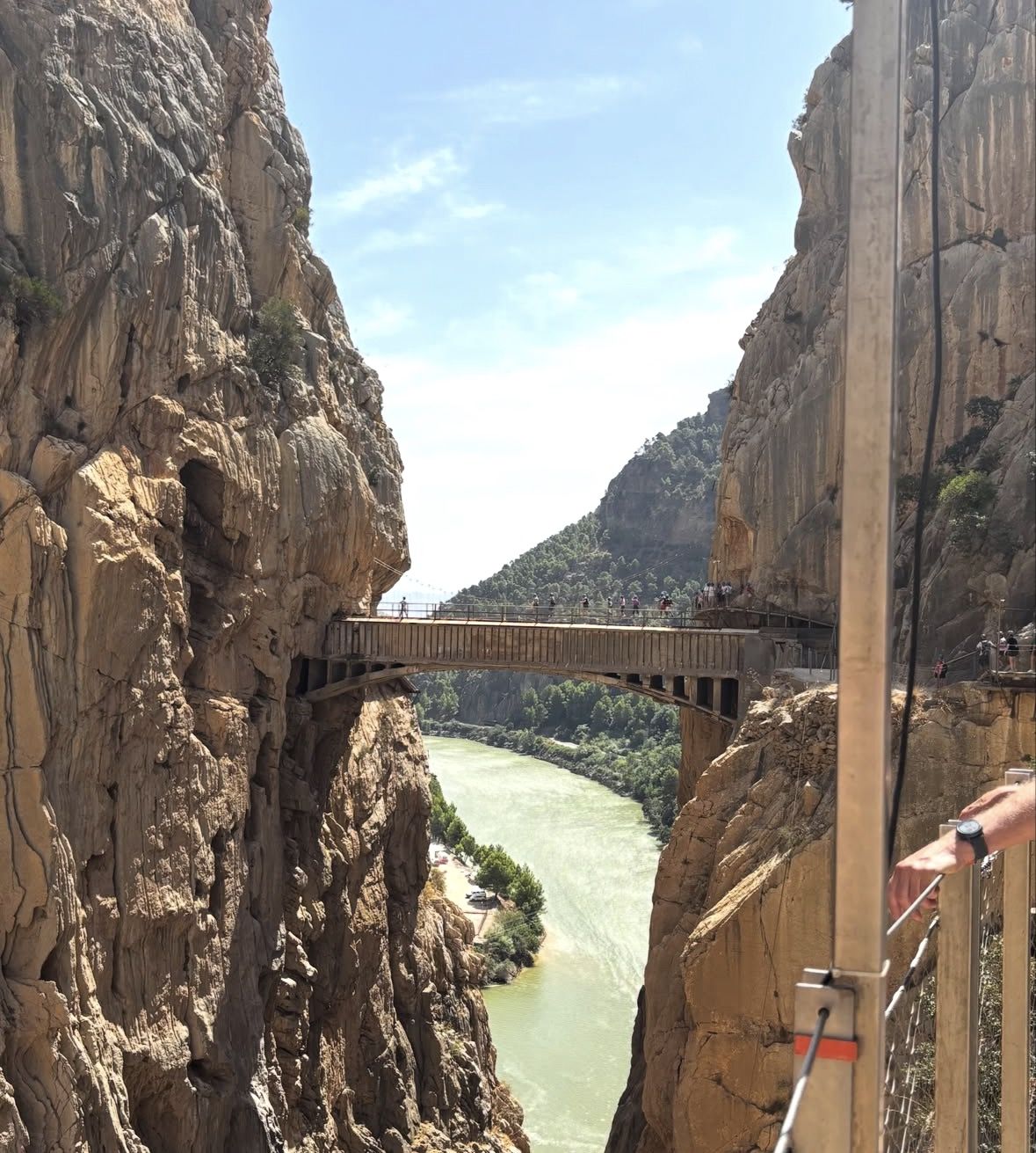 Ponte sospeso sopra la gola con visitatori muniti di casco